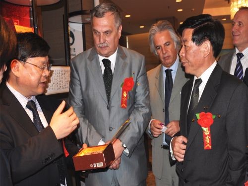 羅馬尼亞湖南黑茶推介會上，周重旺董事長在向客商介紹臻藏茯茶_副本