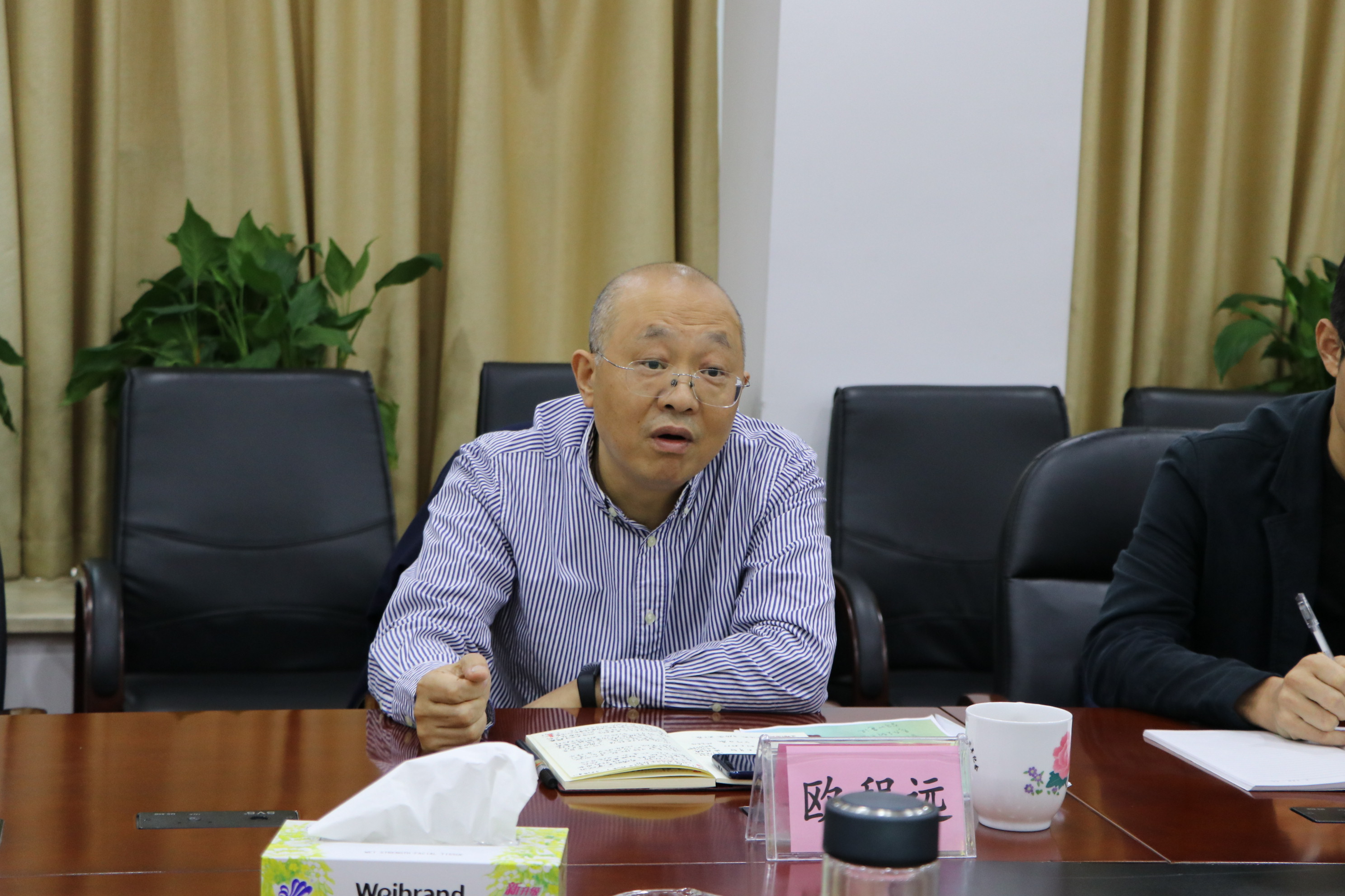 省供銷社總經(jīng)濟師歐程遠調(diào)研公司支部建設(shè)并參加主題學習